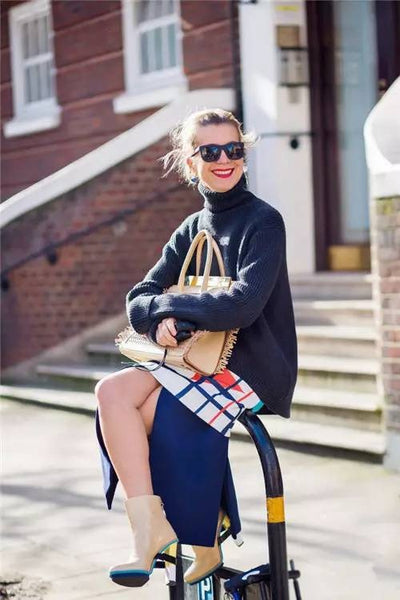 Teach you to match: turtleneck sweater + slit skirt + short boots + handbag