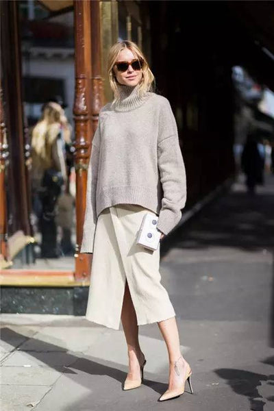 Teach you to match: Turtleneck sweater + slit skirt + pointed high heels + clutch