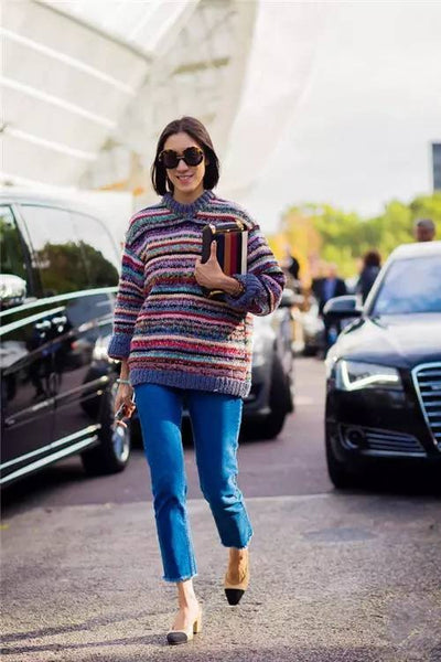 Color-blocking sweater + nine-point jeans + pointed shoes + clutch