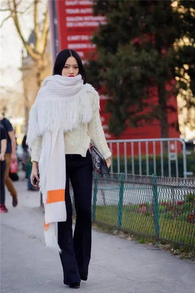 Short sweater + flared pants + high heels + scarf
