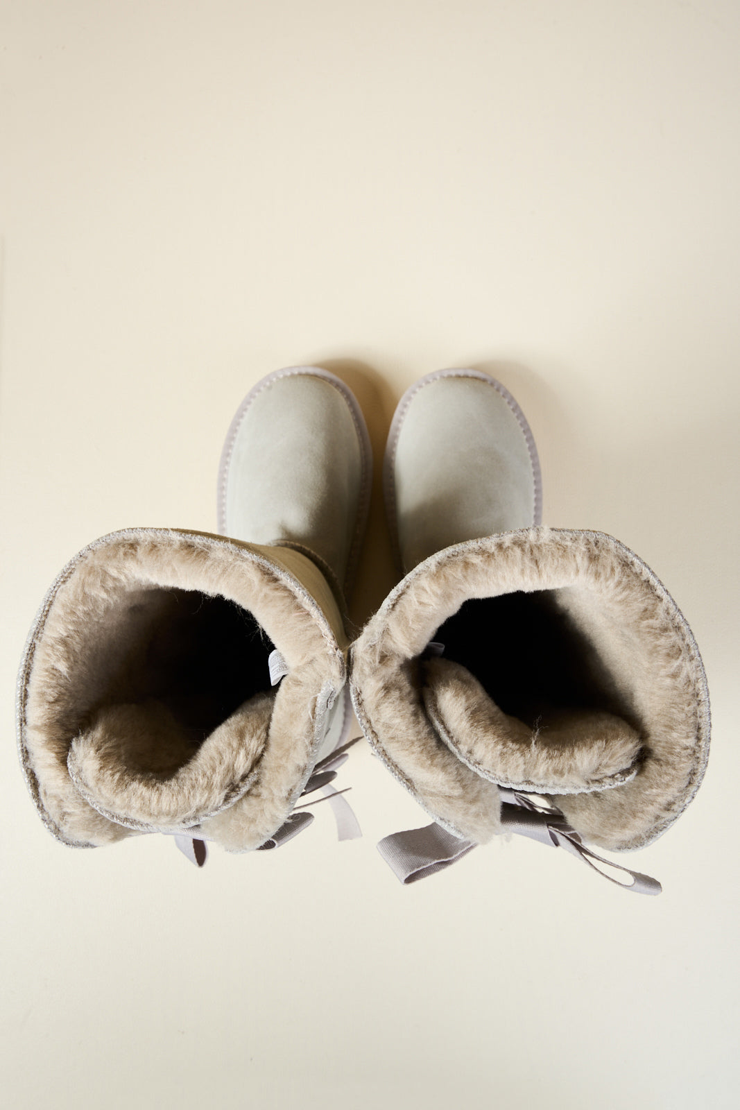 SMAIBULUN Ugg | Tri Ribbon Bow Suede Boots - pale