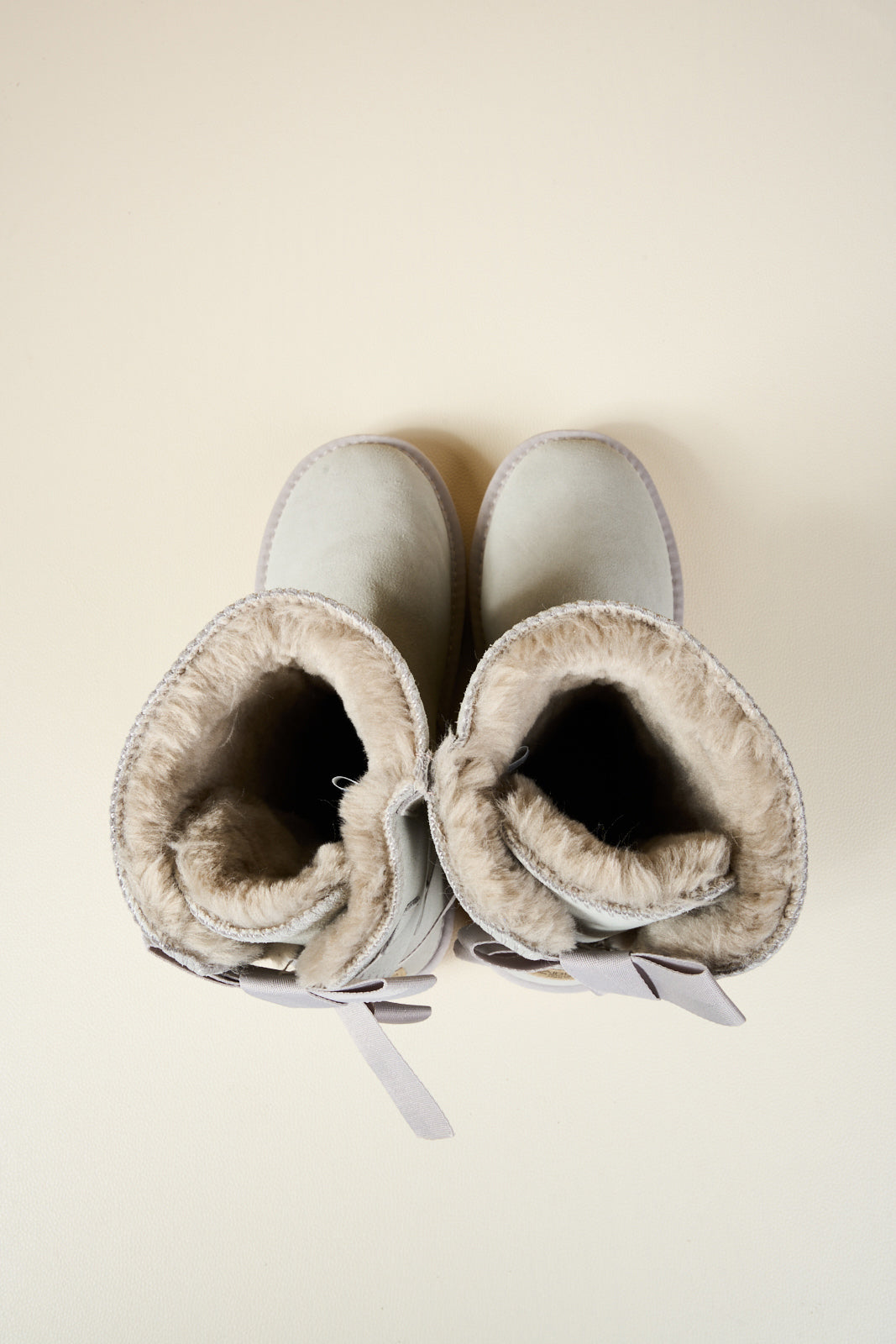 Smaibulun Ugg | Double Ballet Ribbon Bow Suede Shearling Boots - pale