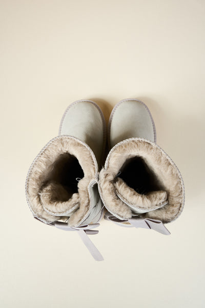 Smaibulun Ugg | Double Ballet Ribbon Bow Suede Shearling Boots - pale