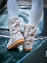 Smaibulun Ugg | Double Ballet Ribbon Bow Suede Shearling Boots - pale