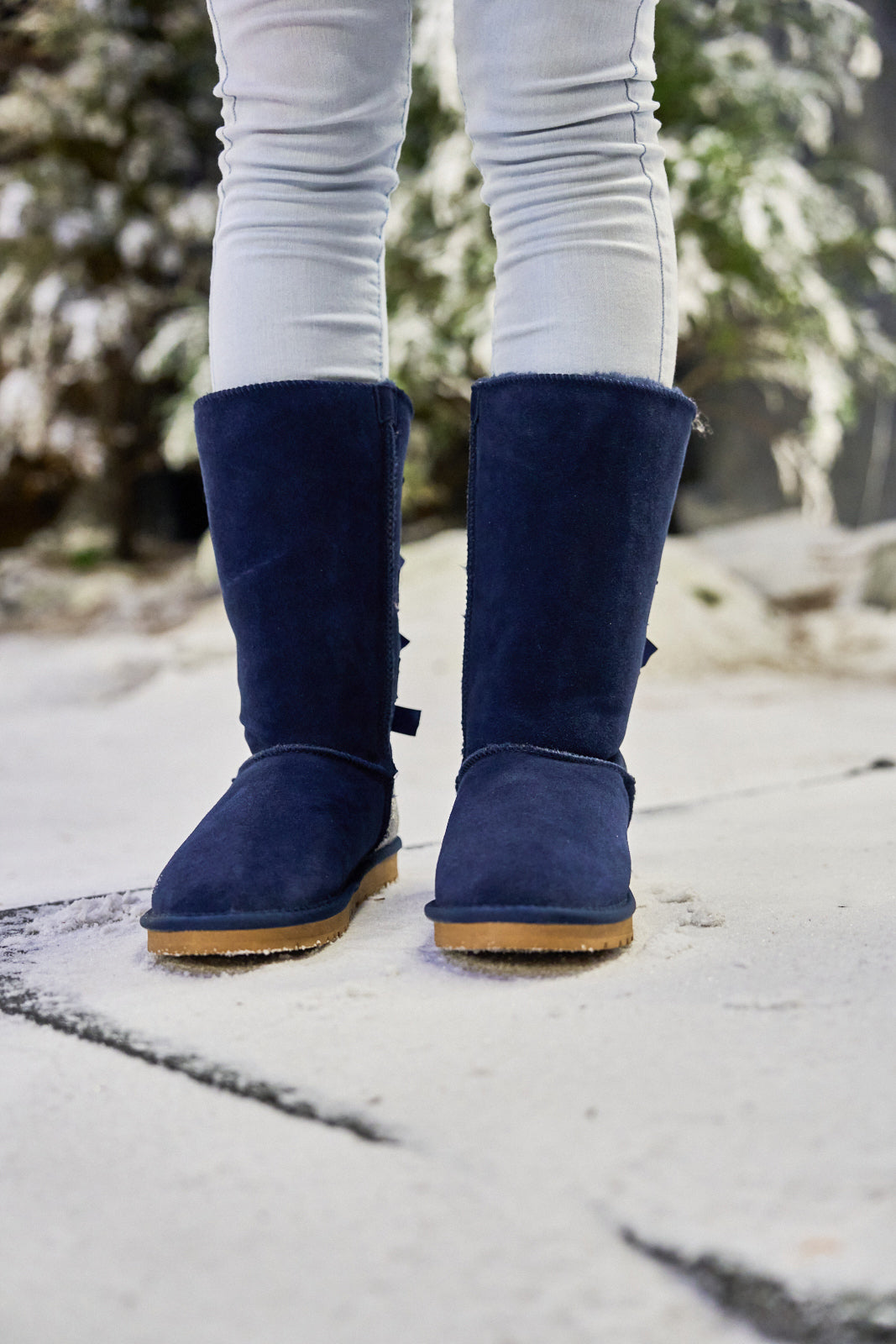 SMAIBULUN Ugg | Rhinestone Ribbon Tri-Tie Bow Suede Boots - Navy