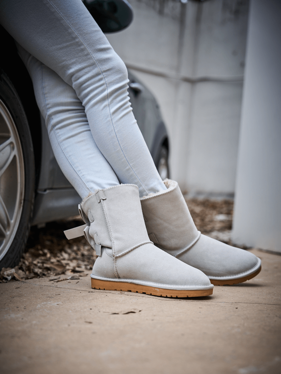 Smaibulun Ugg | Double Ballet Ribbon Bow Suede Shearling Boots - pale