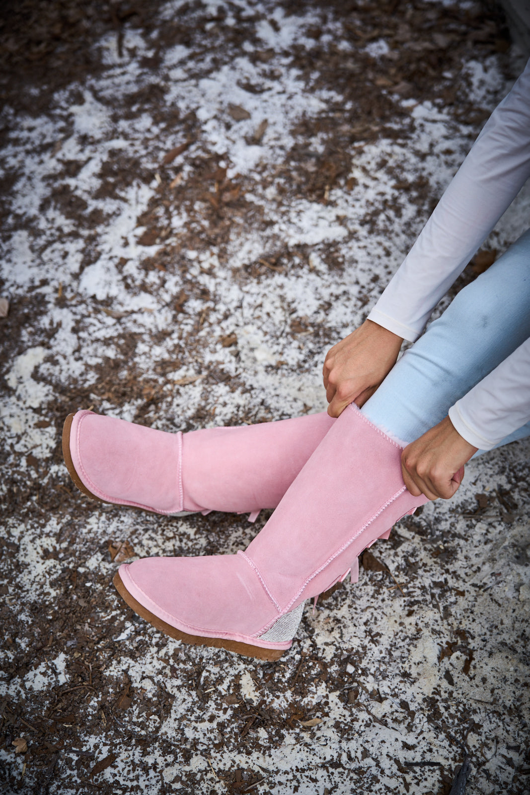 SMAIBULUN Ugg | Rhinestone Ribbon Tri-Tie Bow Suede Boots - Pink