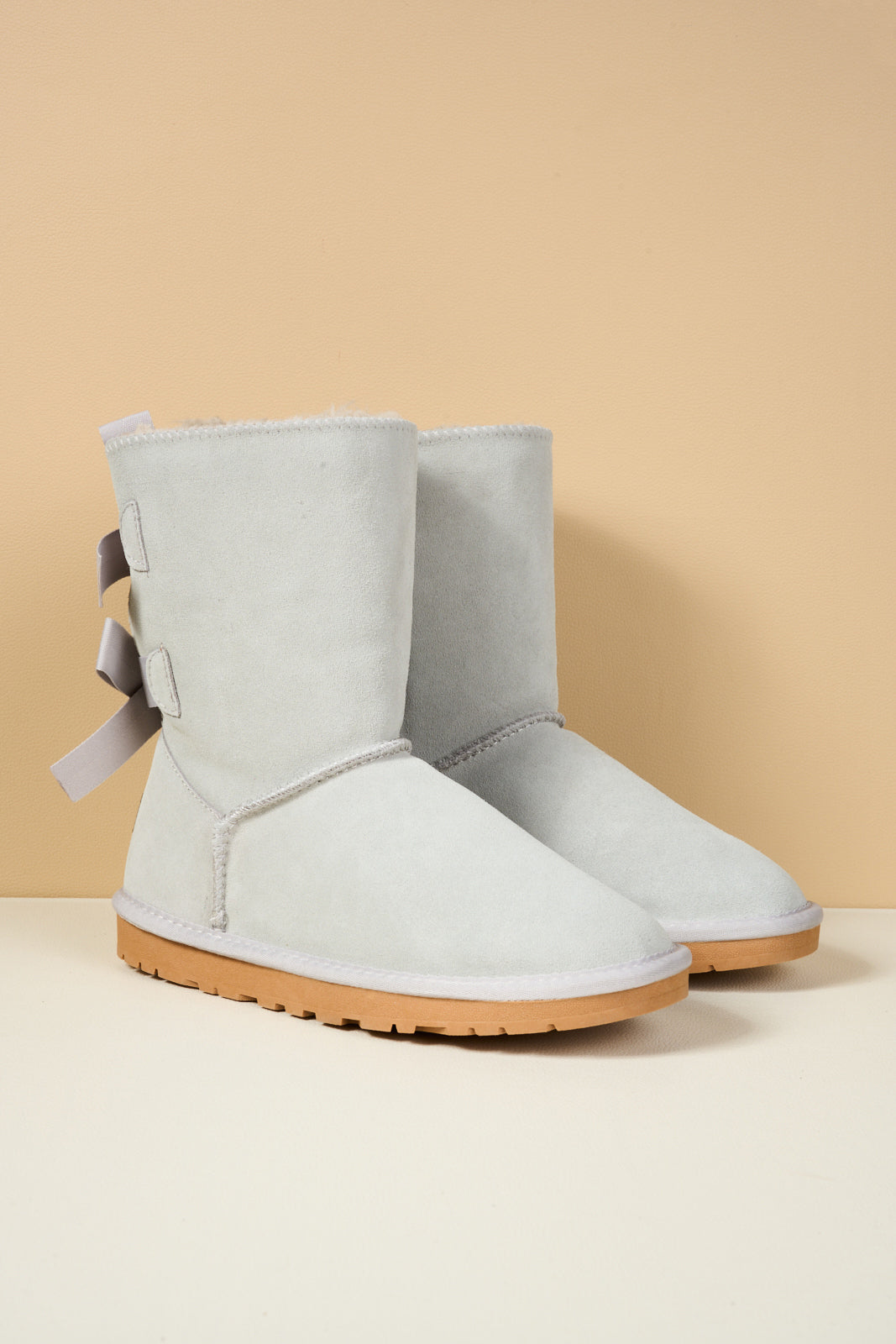 Smaibulun Ugg | Double Ballet Ribbon Bow Suede Shearling Boots - pale