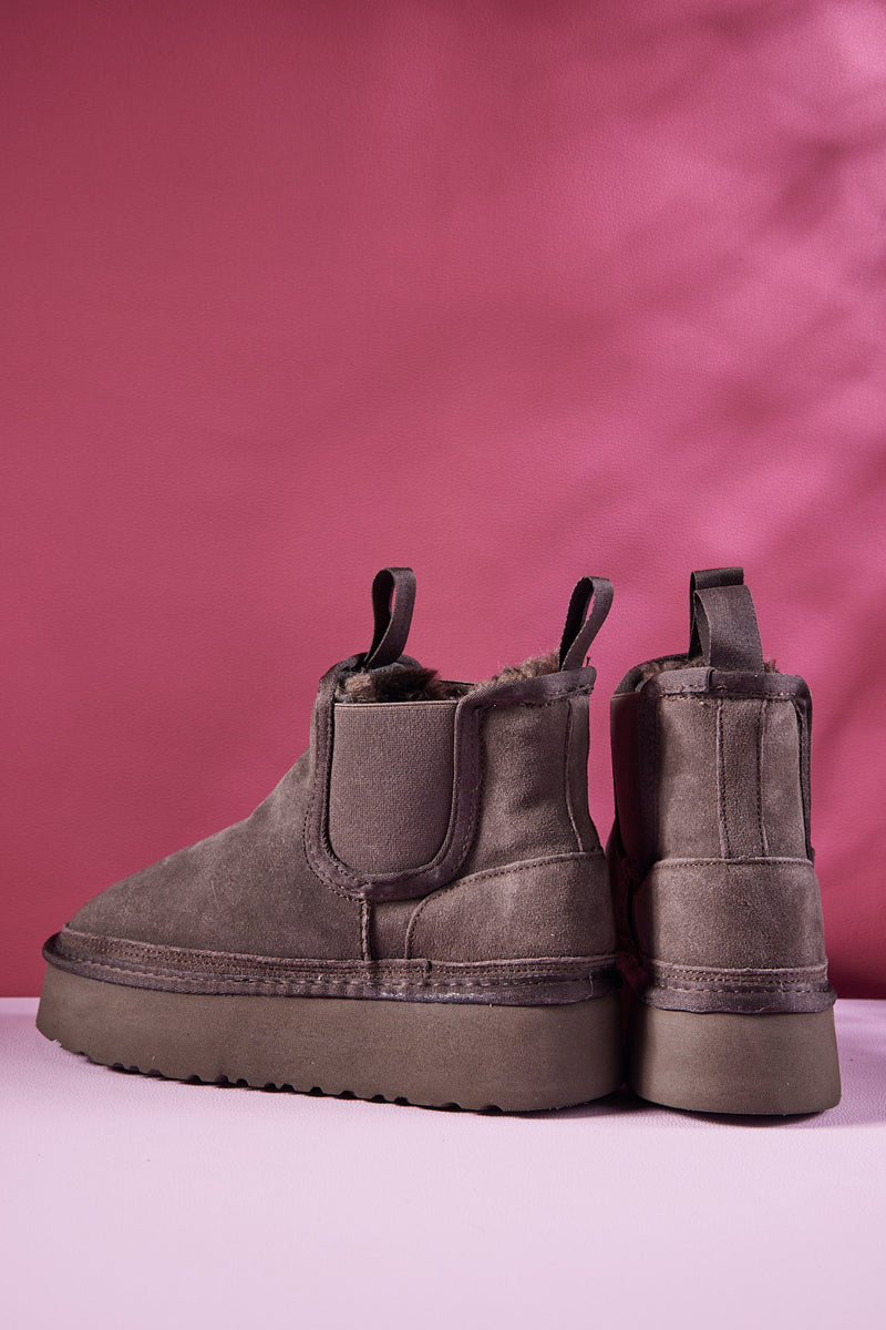 Smaibulun Ugg | Chelsea On The Land Suede Shearling Boots - Brown