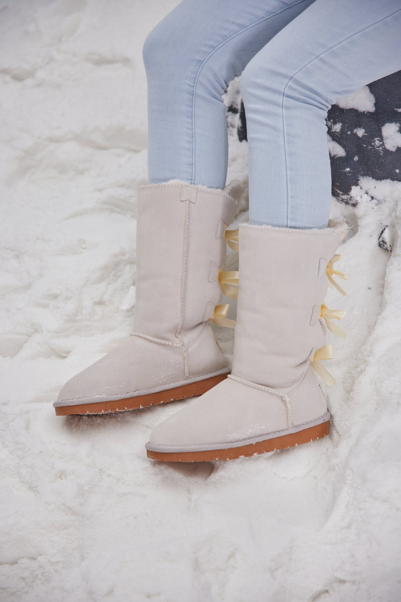 SMAIBULUN Ugg | Tri Ribbon Bow Suede Boots - Cream