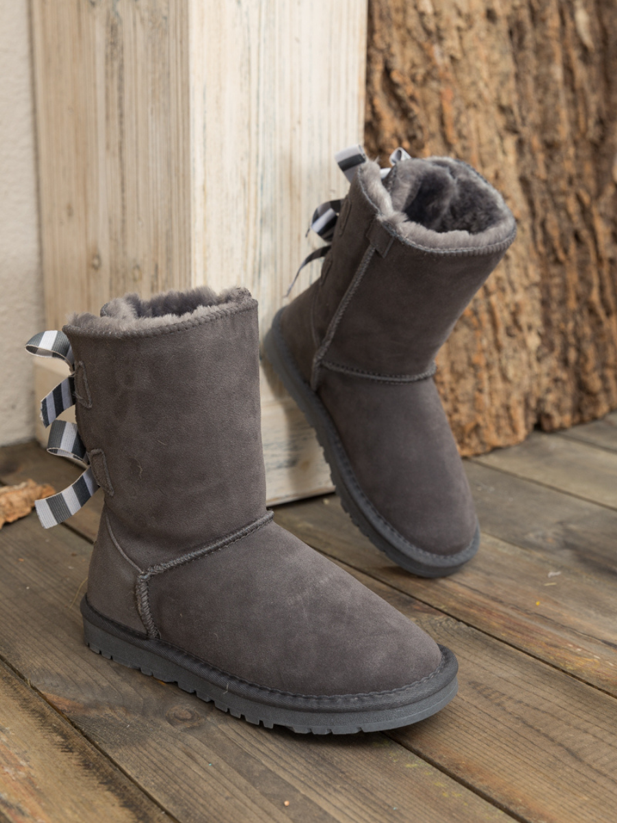 Ugg Bailey Bow 2 2024 in grau